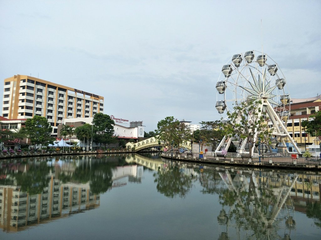Melaka: tebingan sungainya indah dan meriah